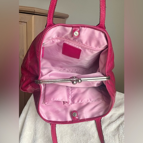 Coach kiss lock #E1093-F15658 signature hot pink patent leather purse - Picture 9 of 17